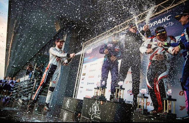 Команда SHISHKOIL празднует победу