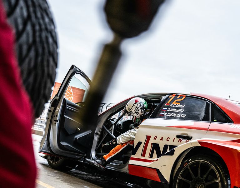 Пилот в автомобиле